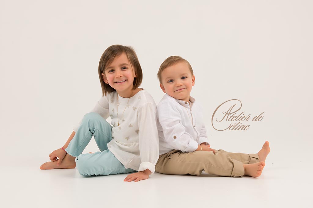 Séance photo en famille, les enfants sur fond clair